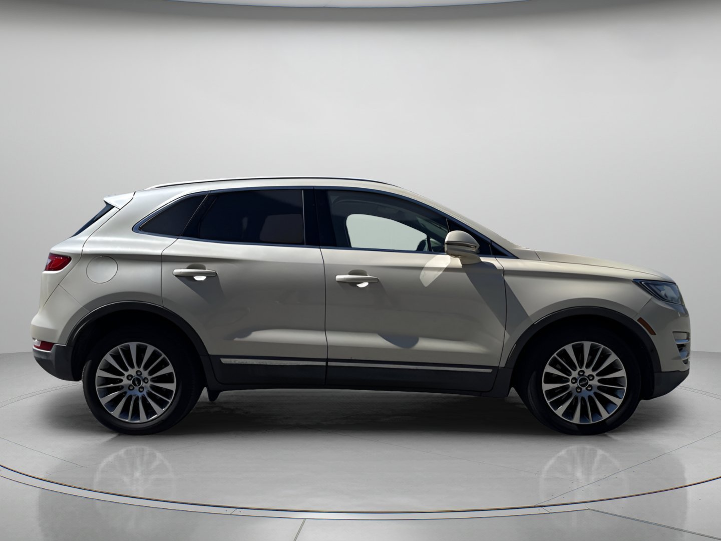 Used 2018 Ivory Pearl Lincoln Reserve image 5