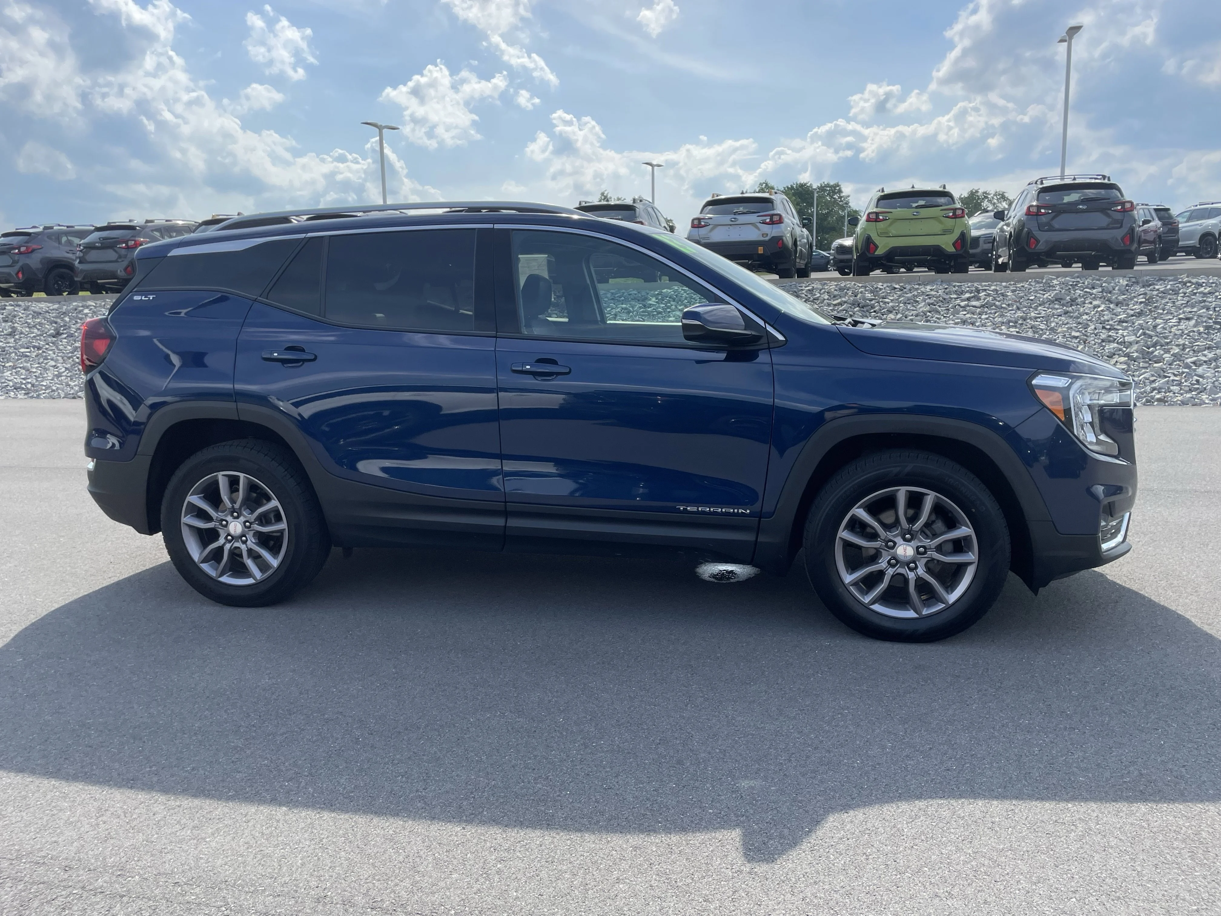Used 2023 Marine Metallic GMC SLT image 2