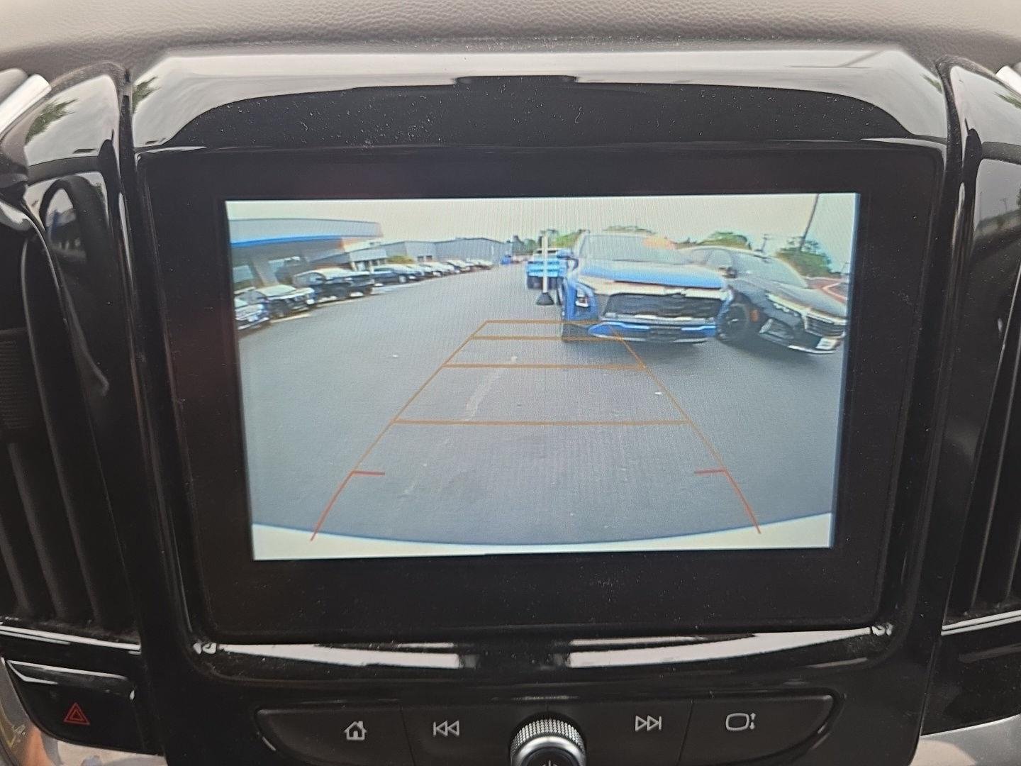 Used 2018 Summit White Chevrolet LT Cloth image 4
