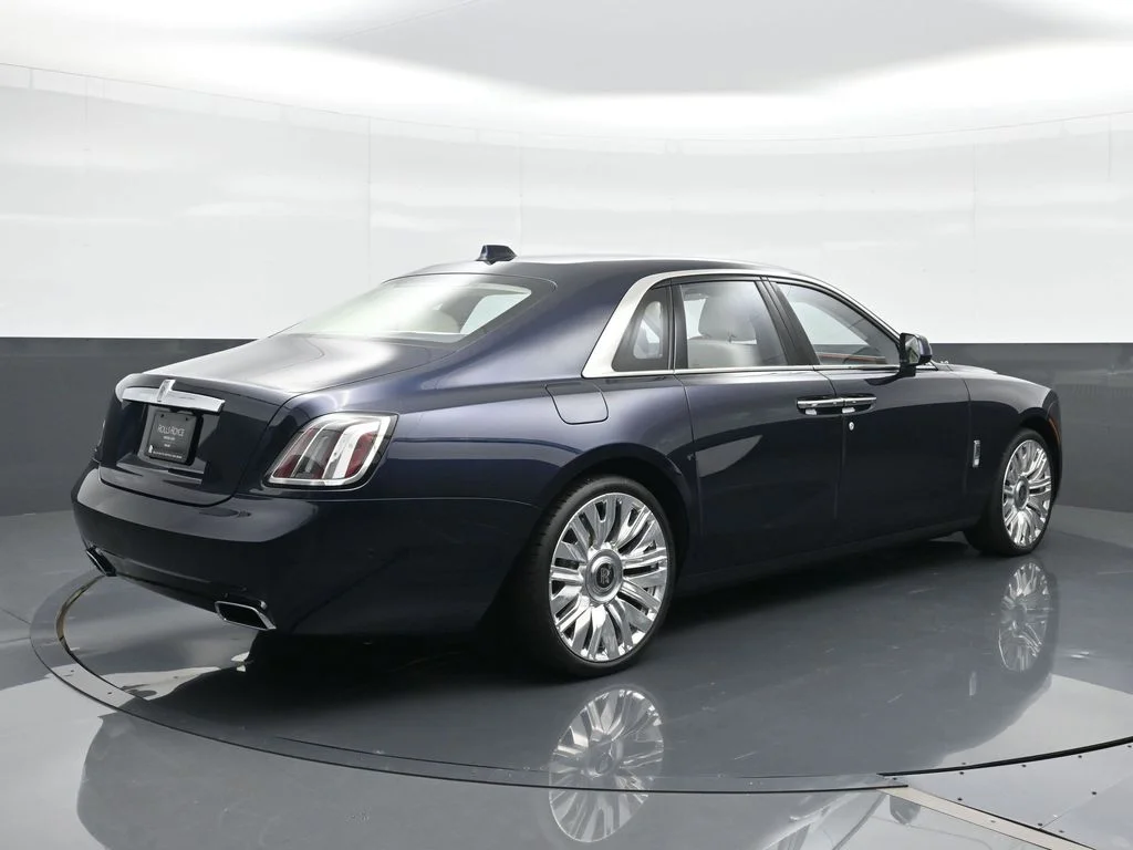 New 2027 Black Rolls-Royce  image 2