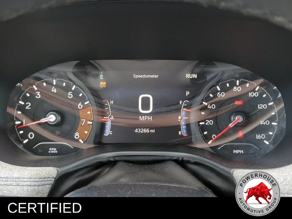 Used 2024 White Jeep Latitude image 33
