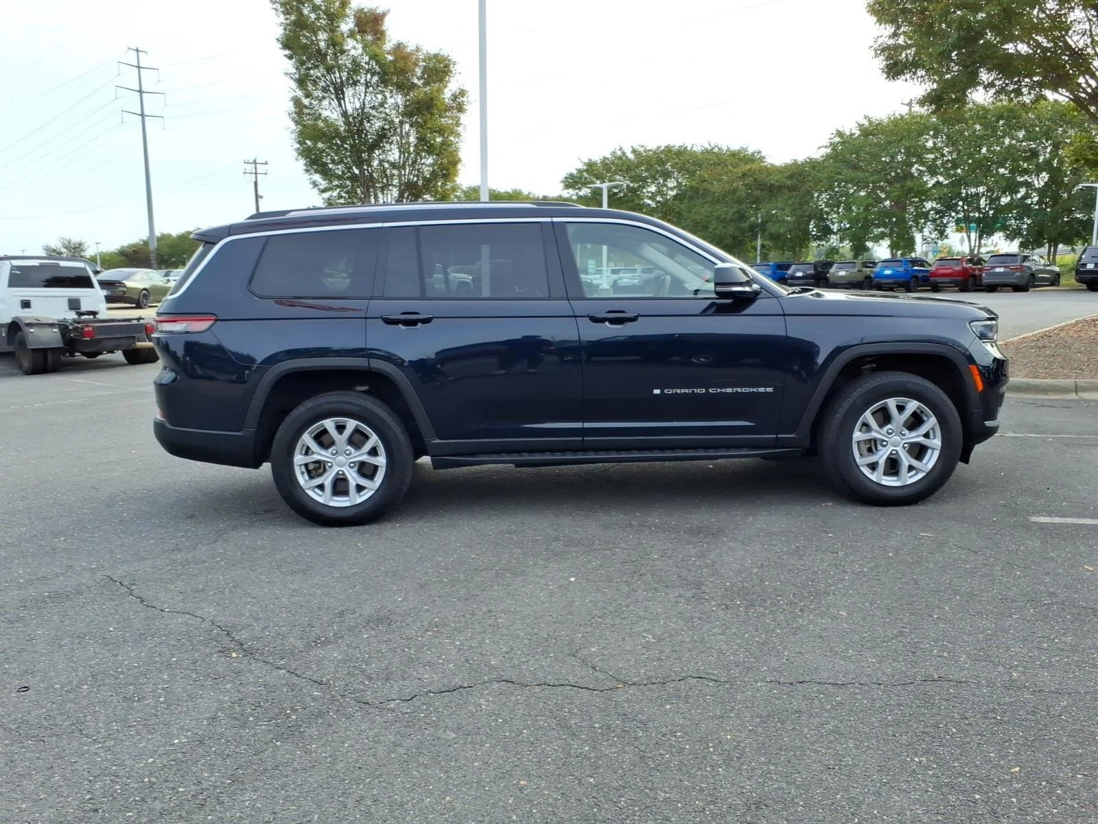 Used 2023 Midnight Sky Jeep Limited image 9