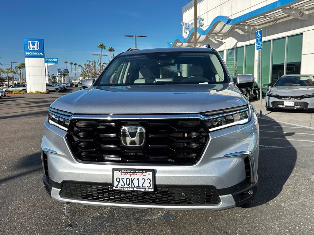 Used 2025 Lunar Silver Metallic Honda Touring image 4
