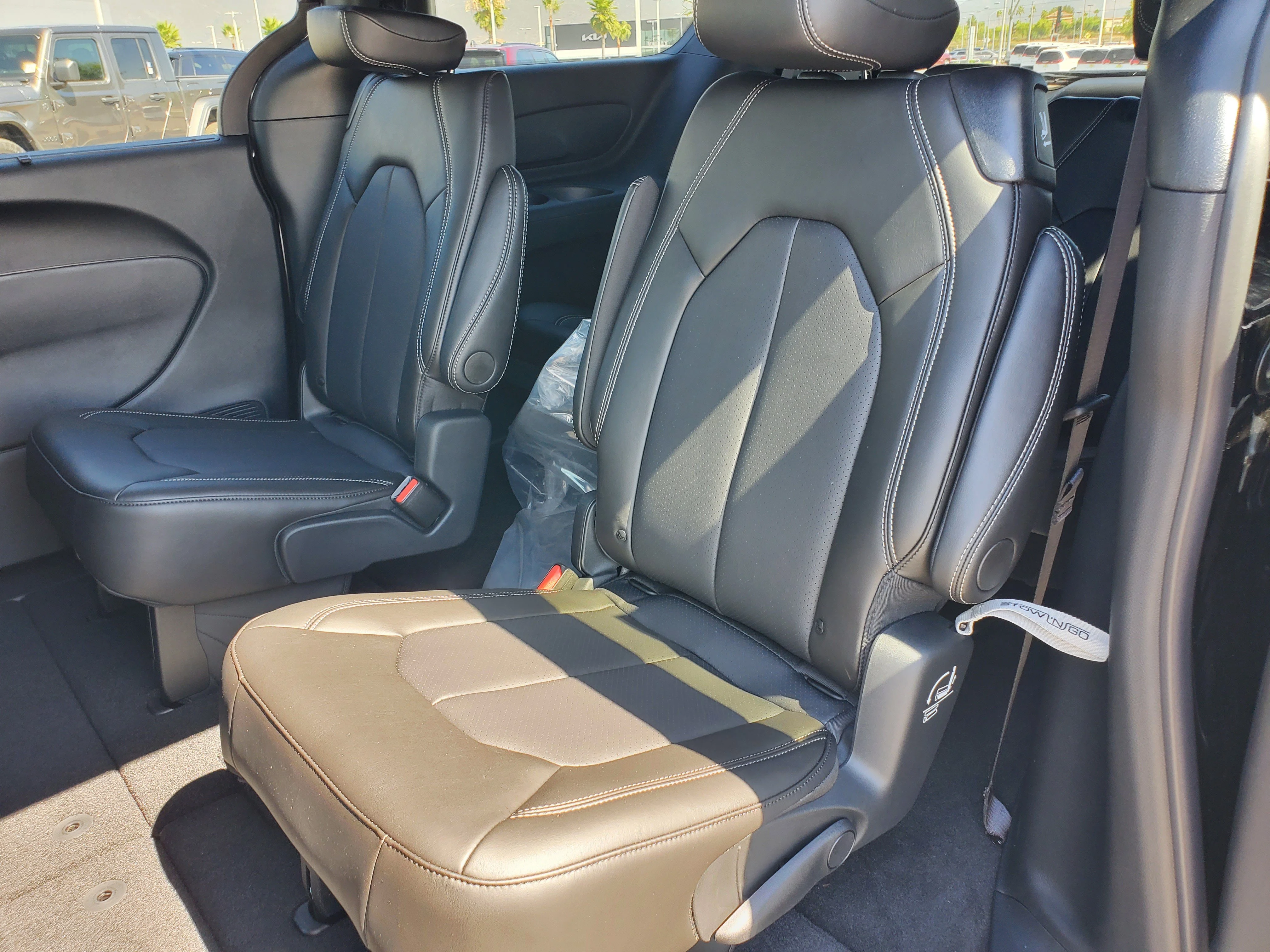 New 2026 Diamond Black Crystal Pearl-Coat Exterior Paint Chrysler LX image 15