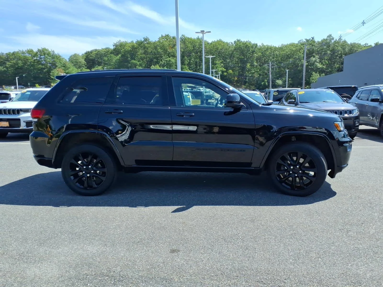 Certified Used 2022 Diamond Black Crystal P/C Jeep Laredo X image 6