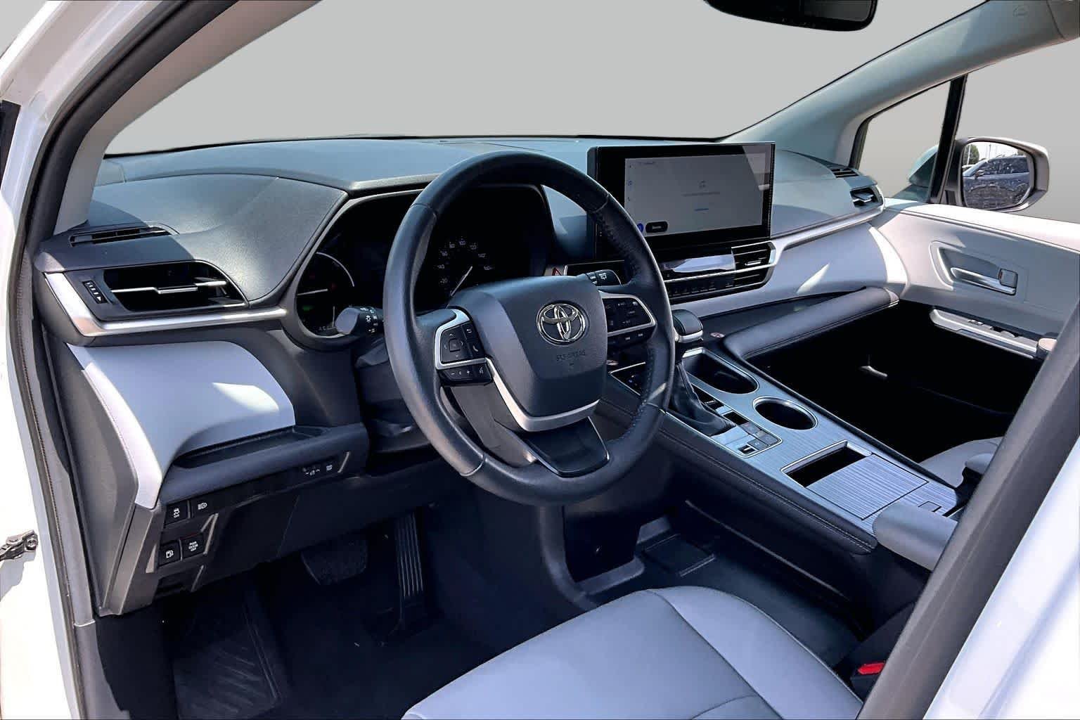 Used 2025 Wind Chill Pearl Toyota XLE image 17