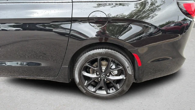 Used 2026  Chrysler Limited image 39