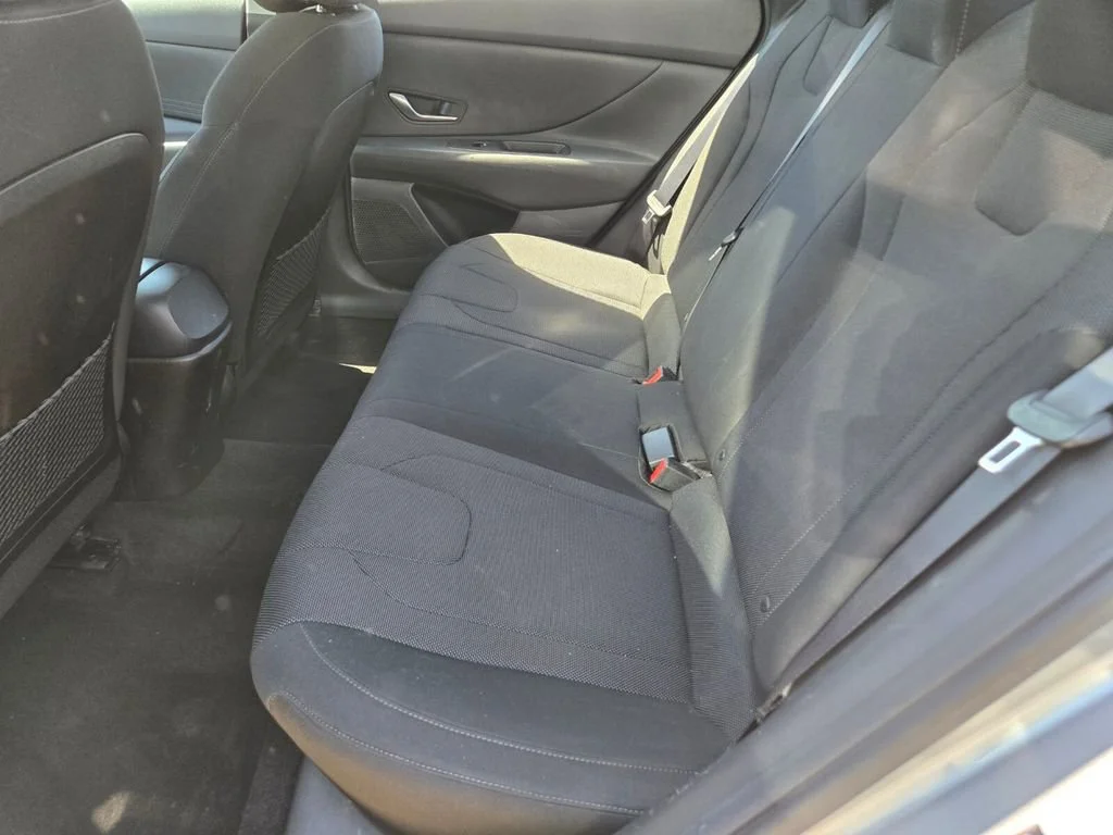 Used 2022 Shimmering Silver Hyundai SE image 4