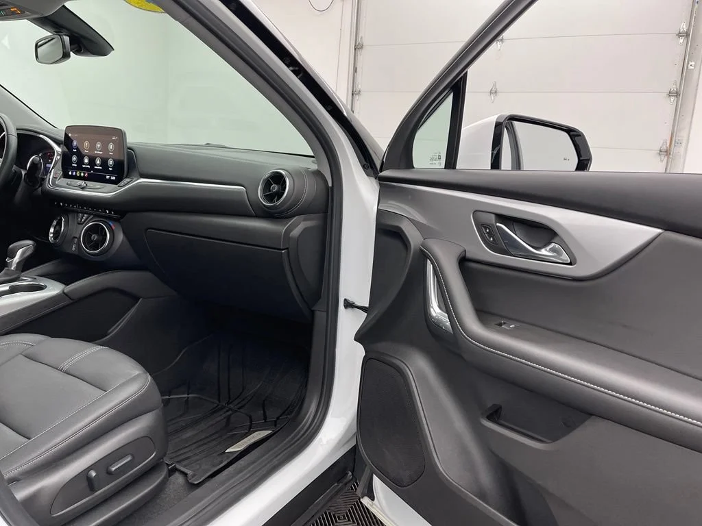 Used 2024 Summit White Chevrolet 3LT image 32