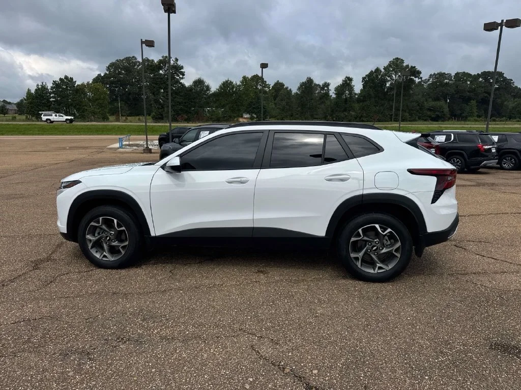 Used 2025 White Chevrolet LT image 5