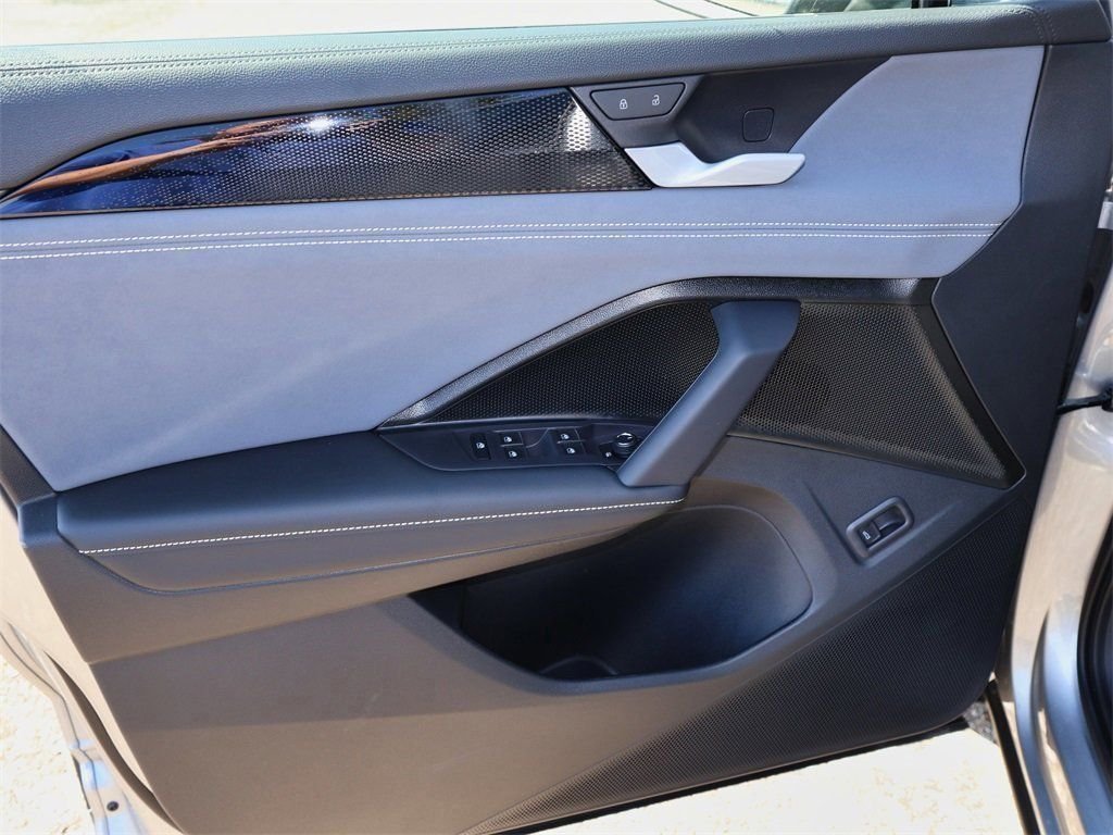 2025 Volkswagen Tiguan SE - Photo 14