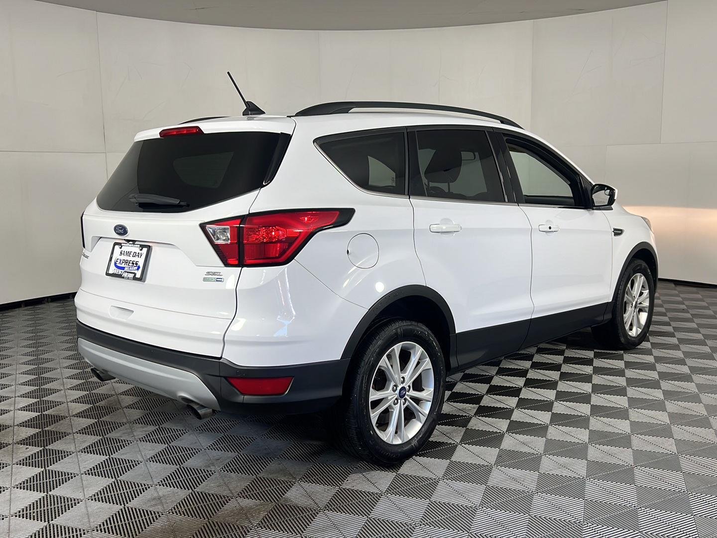 Used 2019 Oxford White Ford SEL image 10