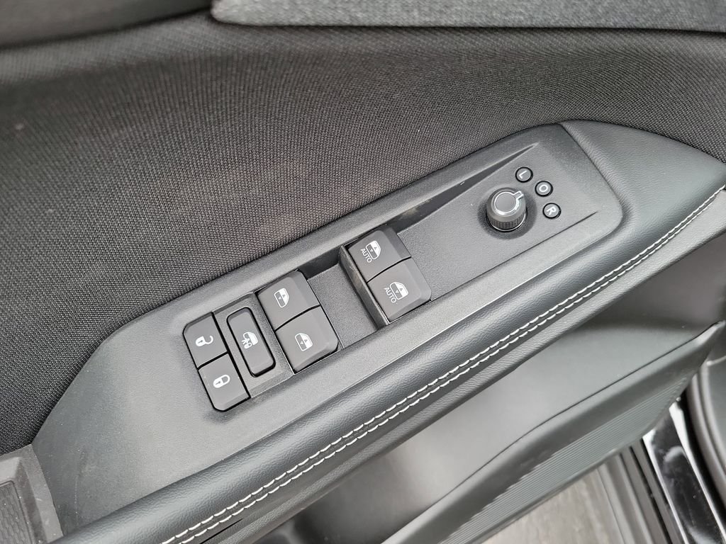 New 2026 Diamond Black Crystal Pearlcoat Jeep Laredo image 17