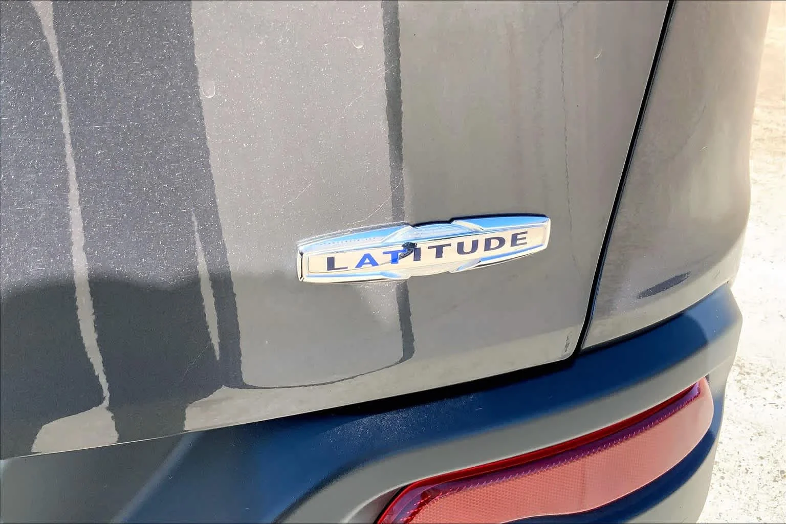 Used 2015 Granite Crystal Metallic Clearcoat Jeep Latitude image 9