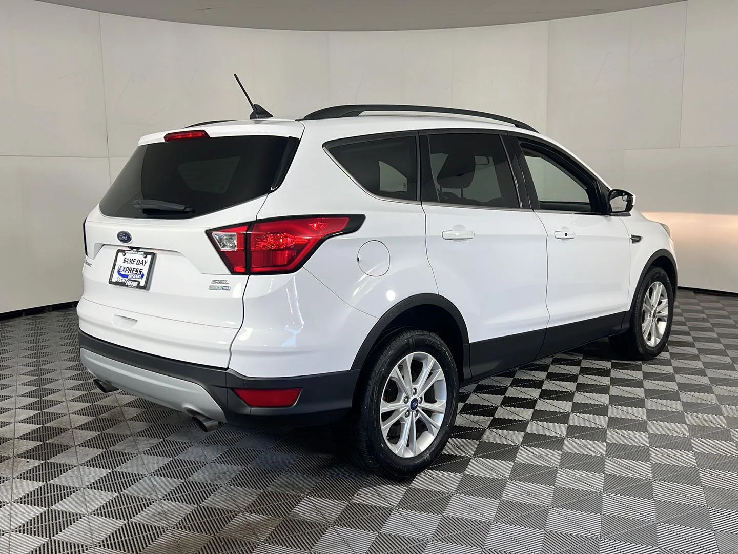 Used 2019 Oxford White Ford SEL image 10