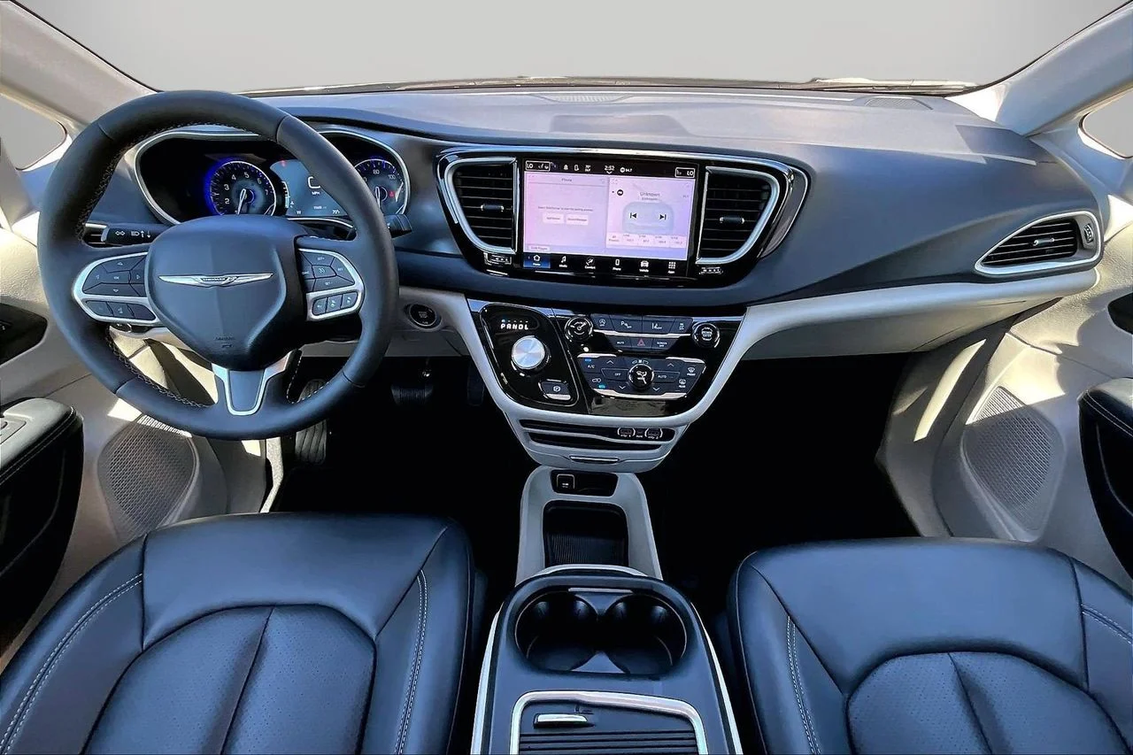 Used 2024 Silver Chrysler Touring L image 14