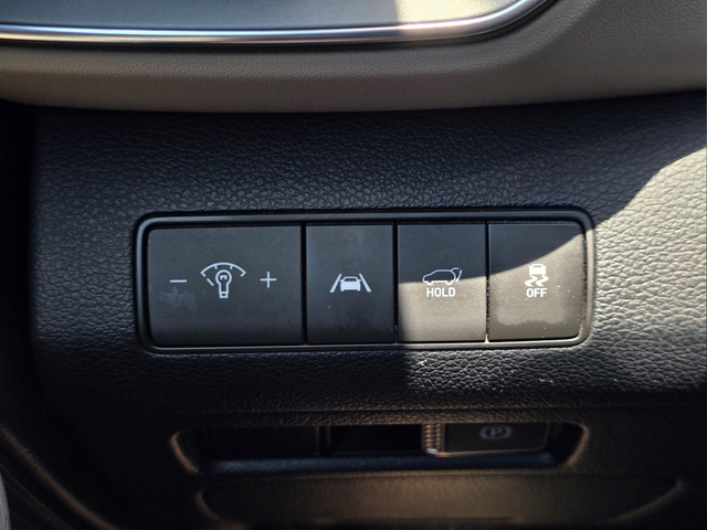 Used 2023 White Hyundai SEL image 17