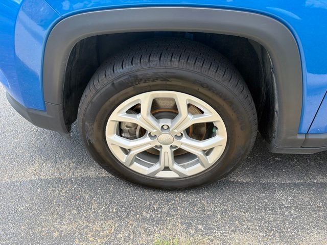 Used 2024 Blue Jeep Latitude image 5