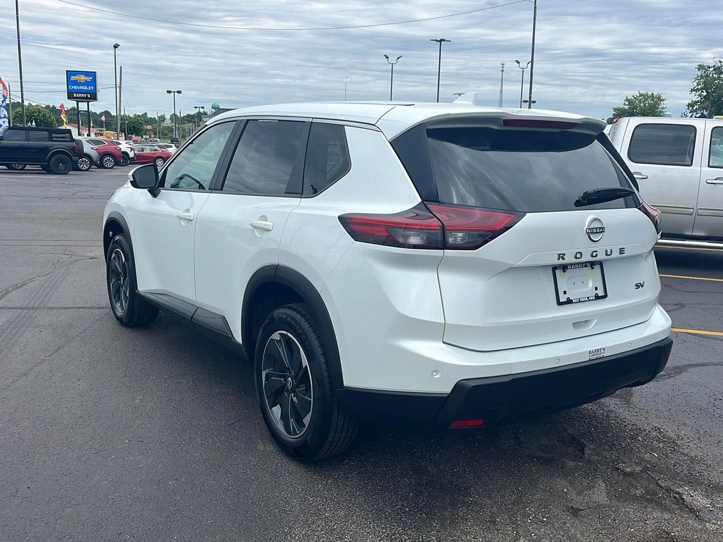 Used 2024 Everest White Pearl Nissan SV image 3