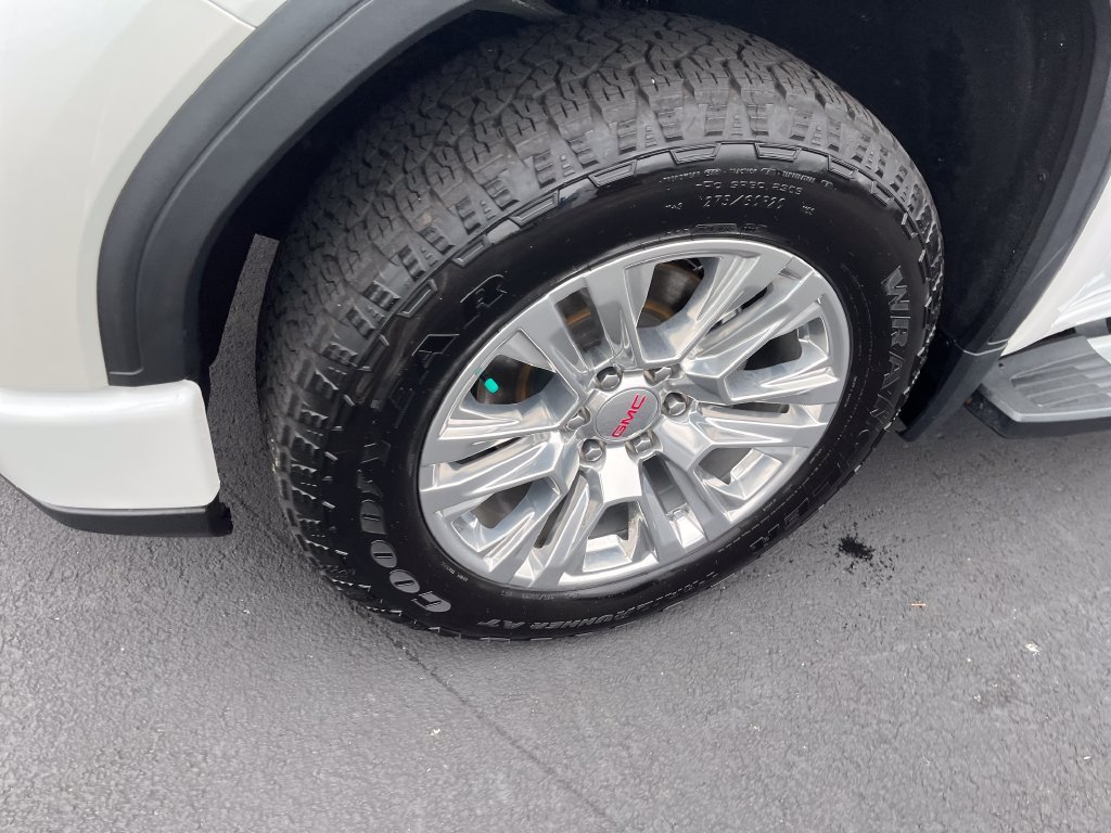 Used 2022 White GMC Denali image 9