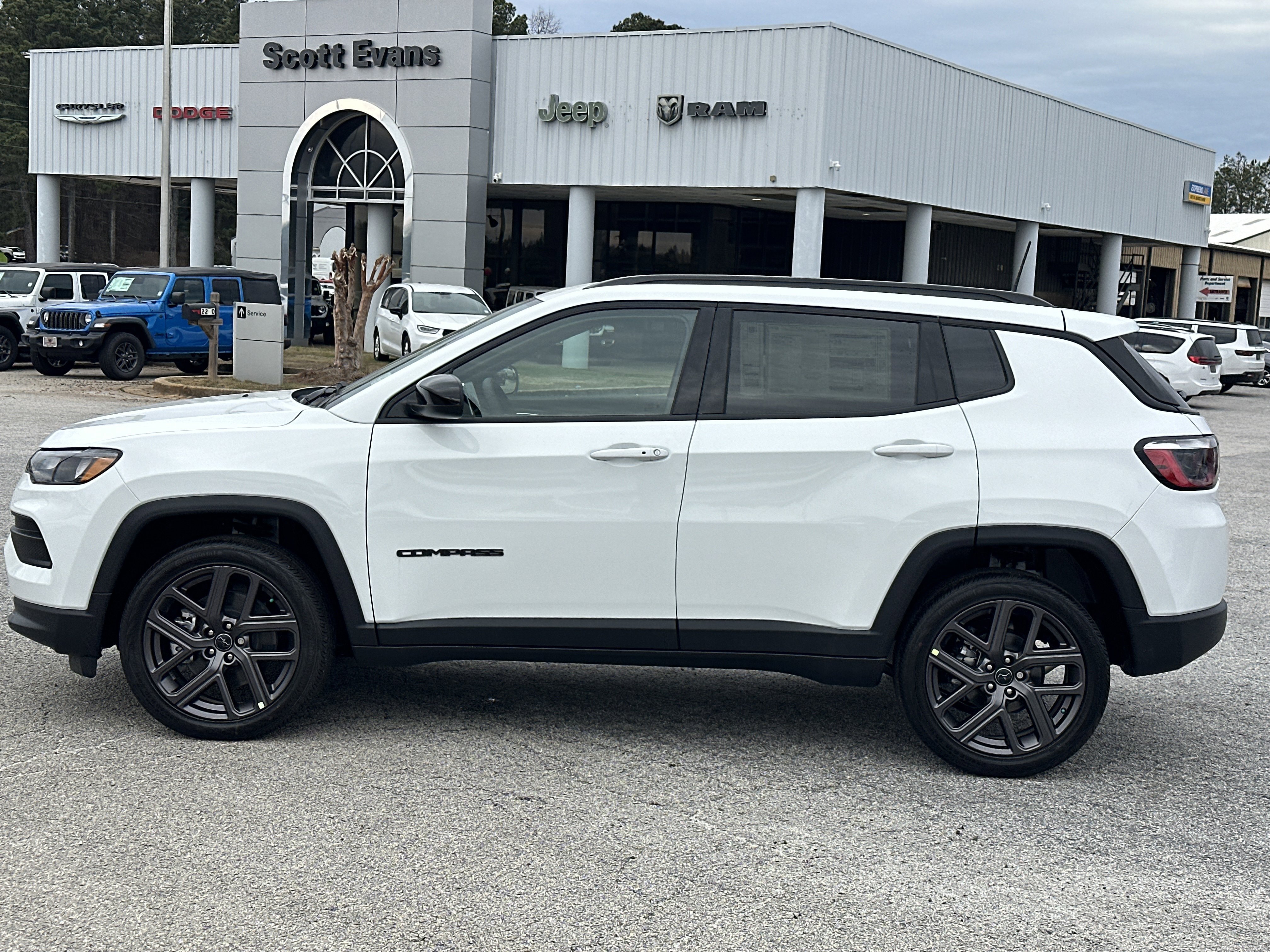 New 2026 Bright White Clear-Coat Exterior Paint Jeep Latitude Altitude image 5