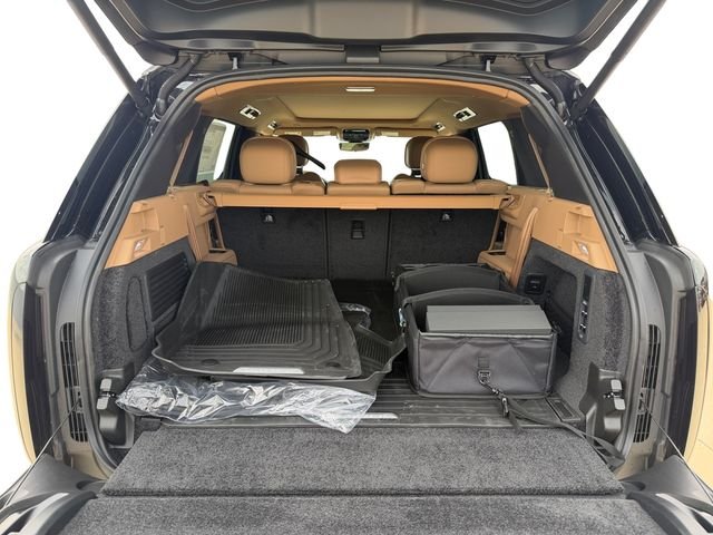 New 2026 Santorini Black Land Rover SE image 17