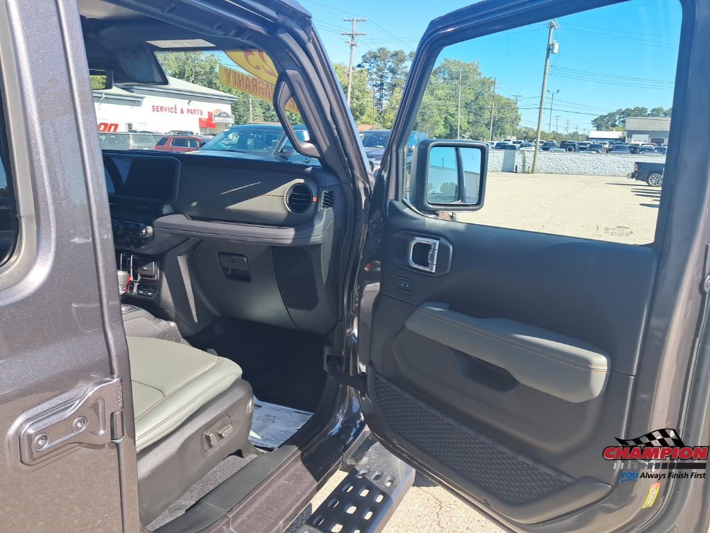 Used 2025 Gray Jeep Mojave image 16
