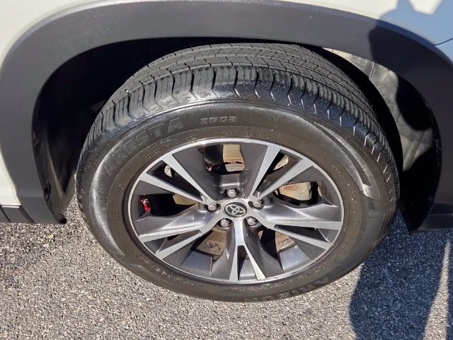 Used 2019 White Toyota LE image 19