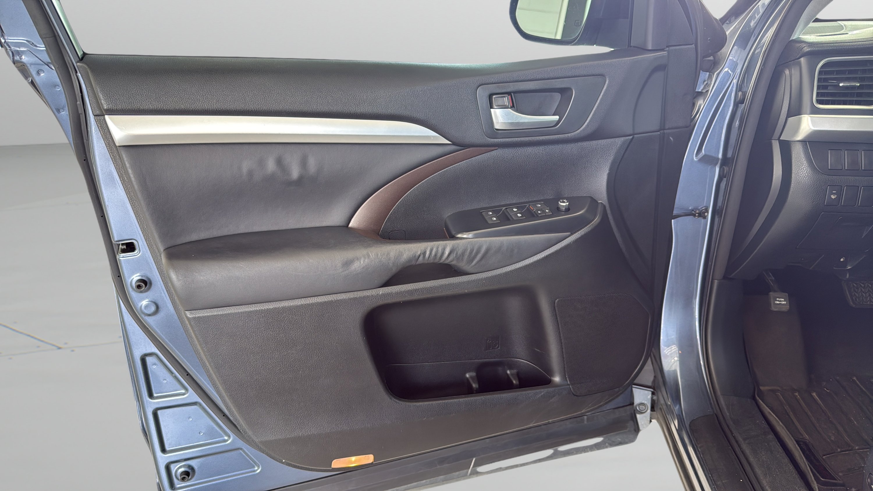 Used 2014 Attitude Black Metallic Toyota XLE image 11