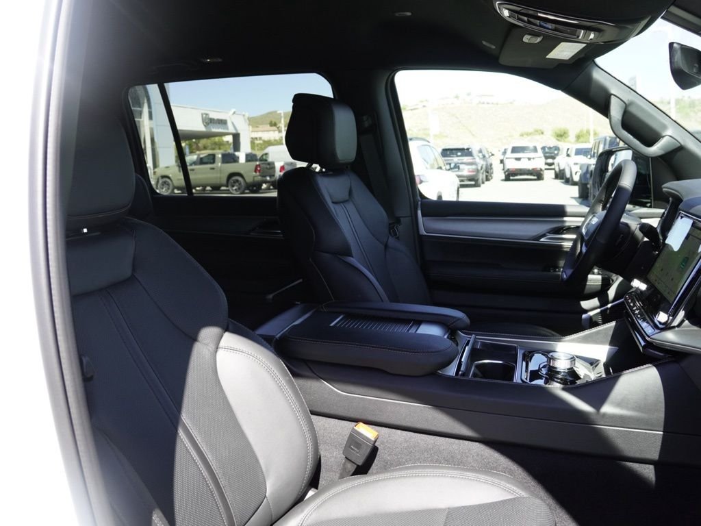 New 2026 Bright White Clear-Coat Exterior Paint Jeep  image 20