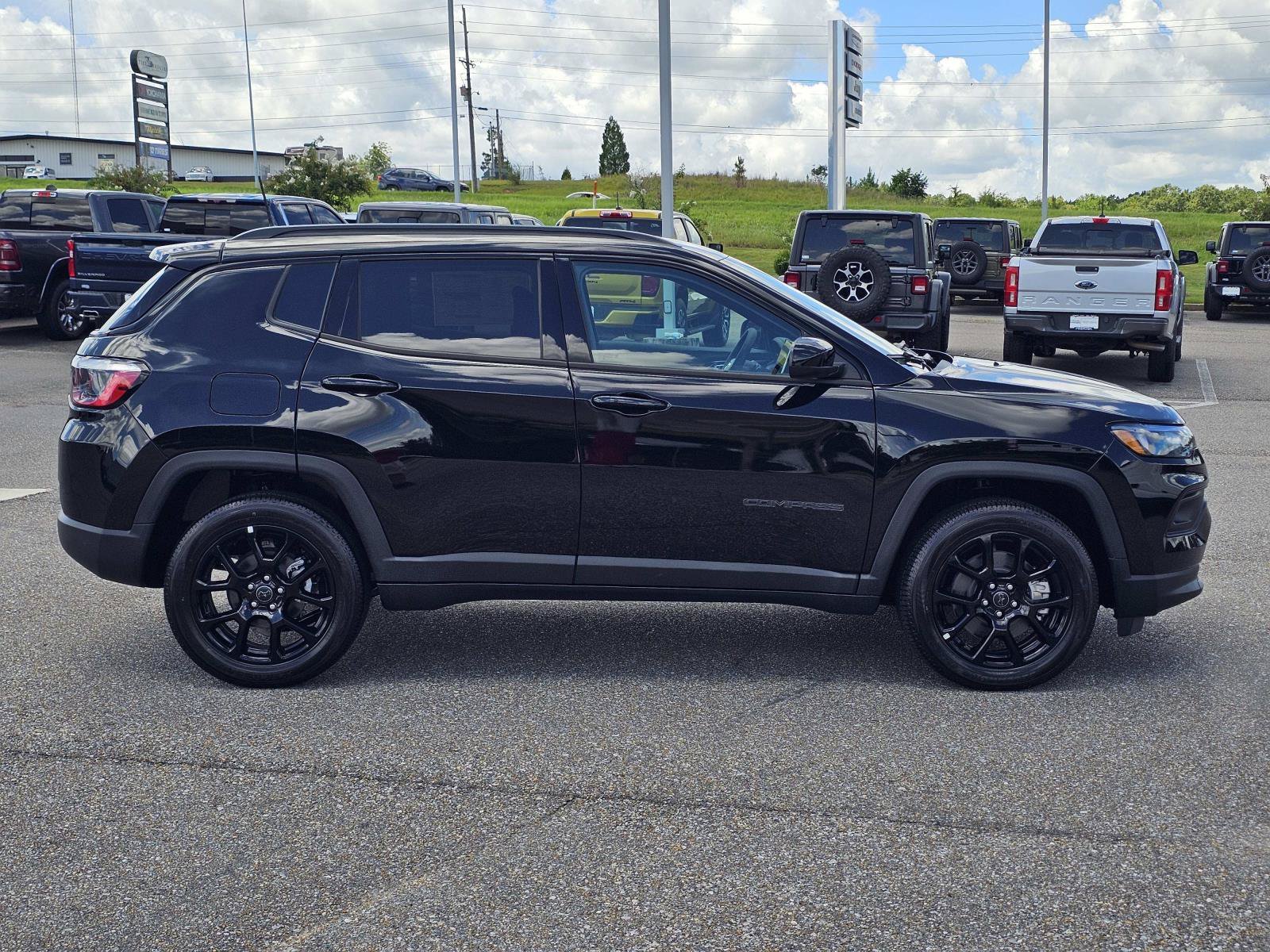 New 2026 Diamond Black Crystal Pearlcoat Jeep Latitude Altitude image 7