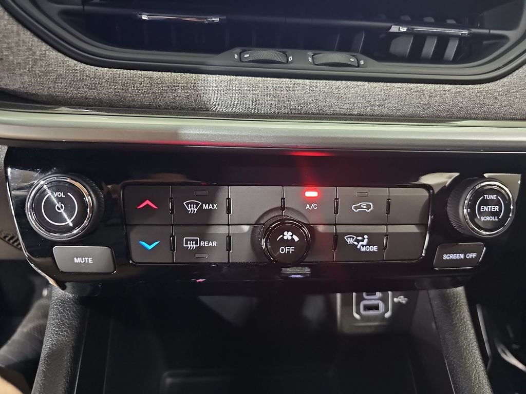 Used 2024 White Jeep Latitude image 25