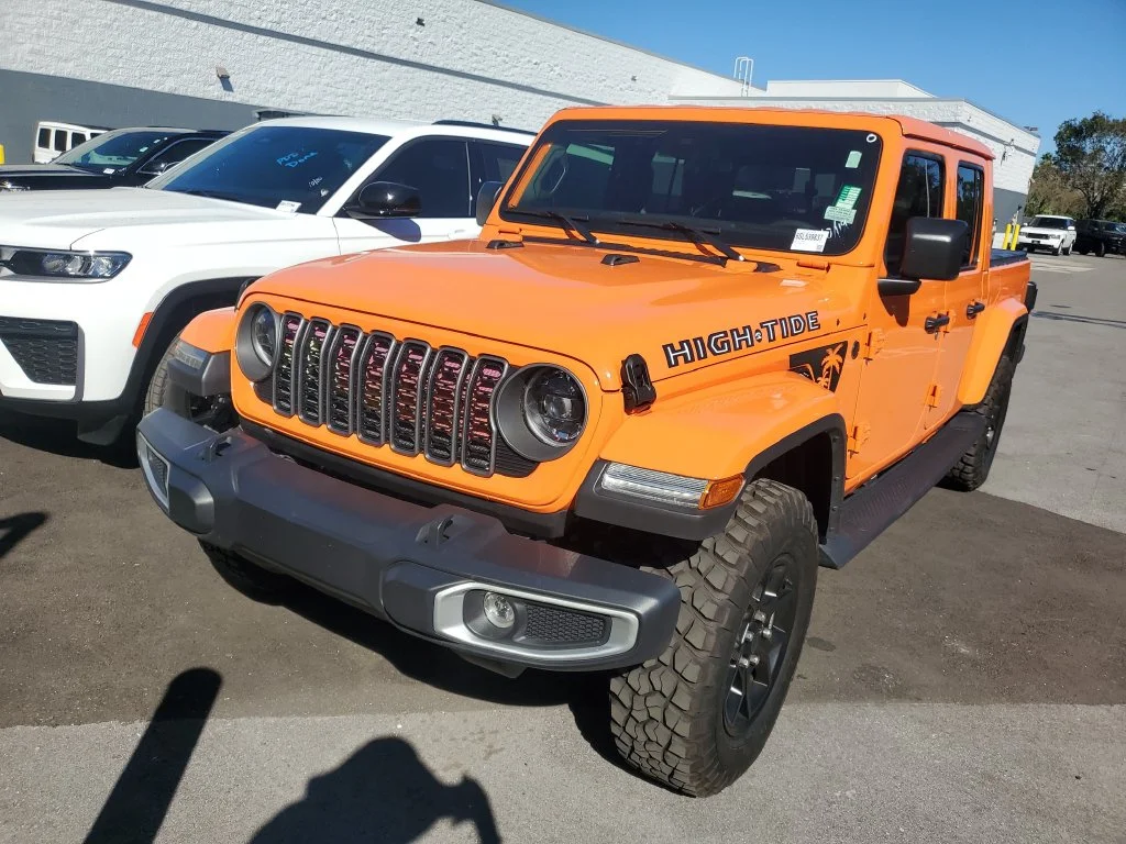 Used 2025 Orange Jeep High Tide image 3