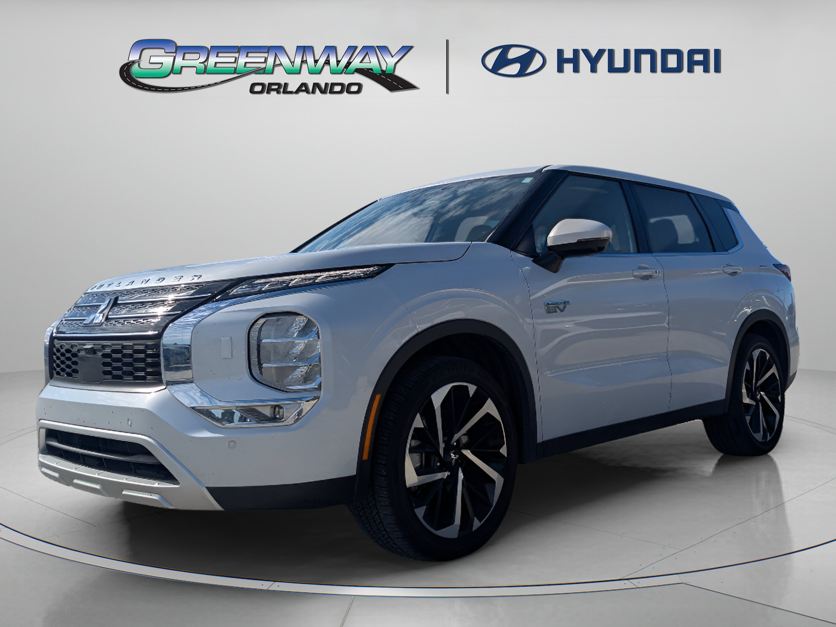 Used 2025 White Mitsubishi SE image 4