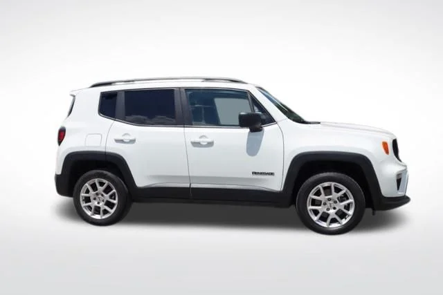 Used 2023 White Jeep Latitude image 12