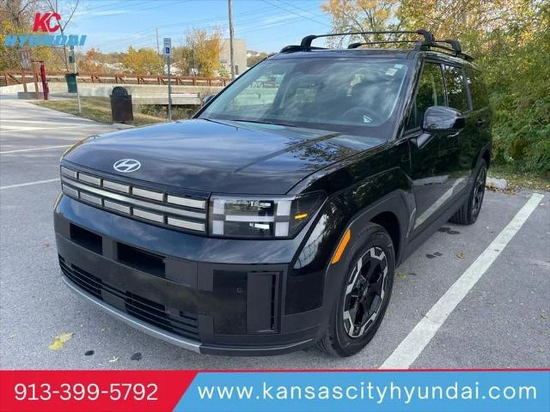 Used 2025 Phantom Black Hyundai SEL image 1