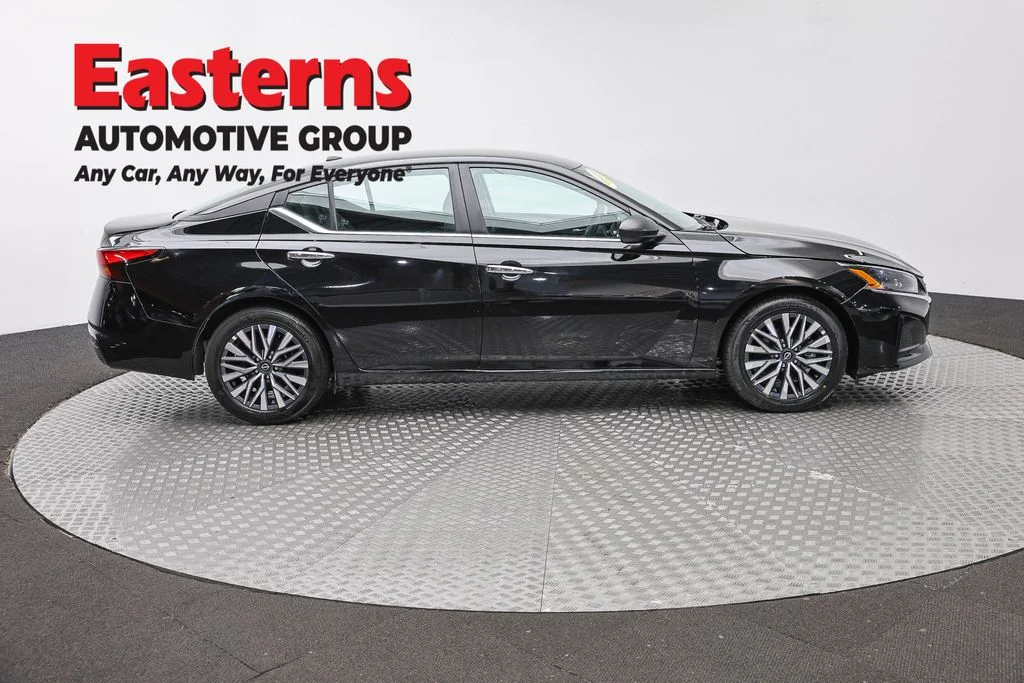 Used 2025 Black Nissan 2.5 SV image 4