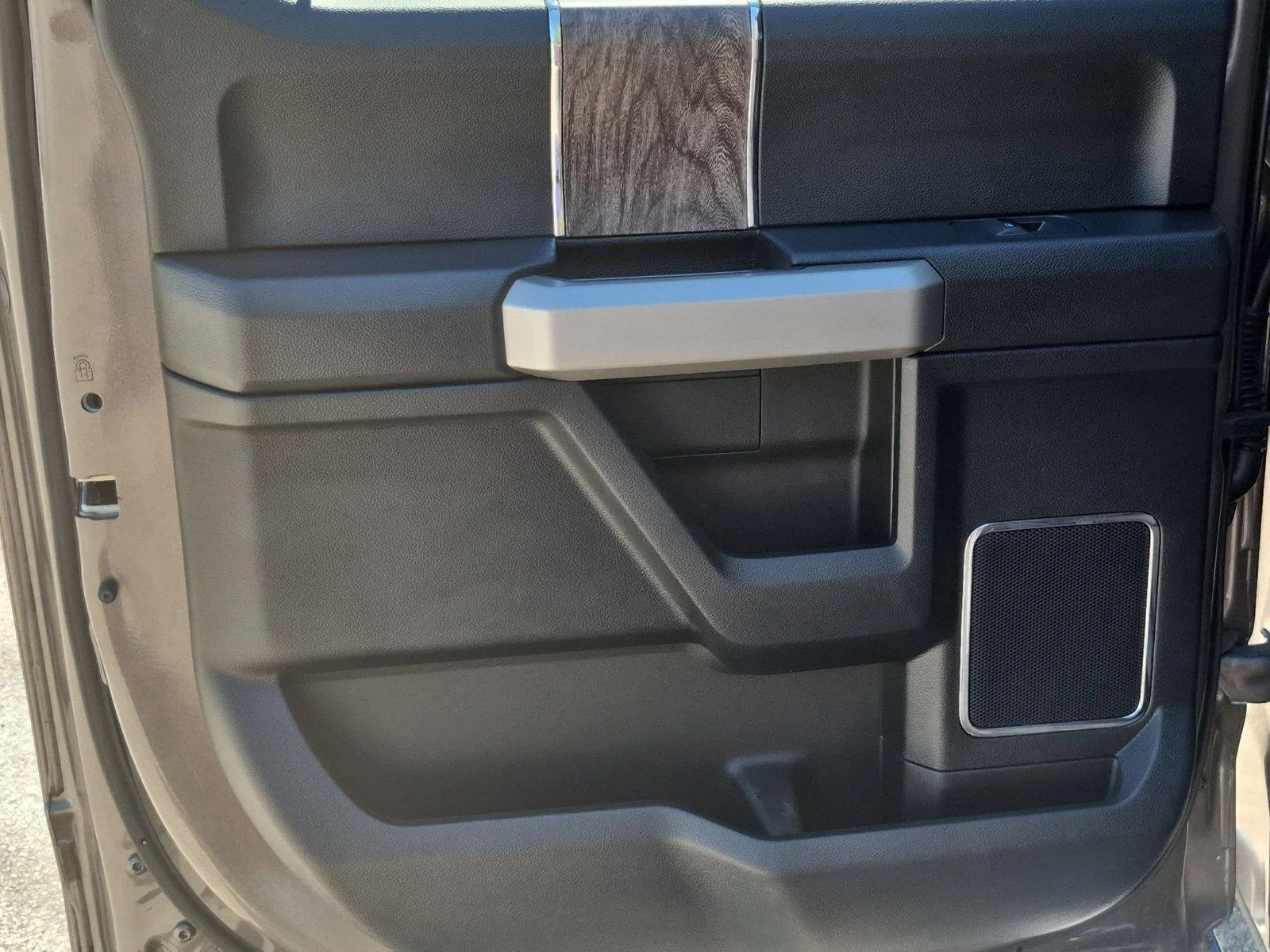 Used 2018 Stone Gray Metallic Ford LARIAT image 30