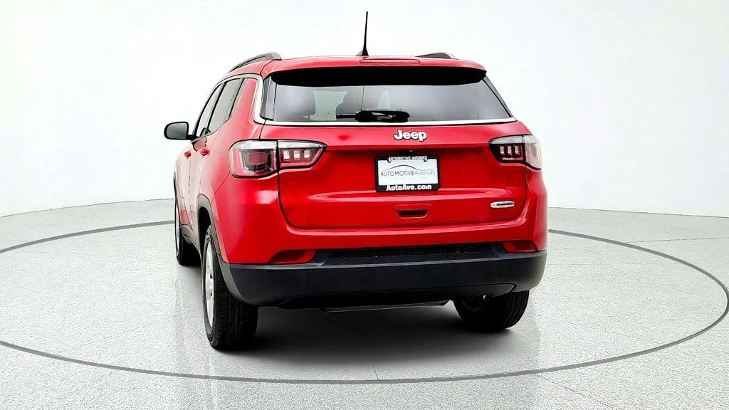 Used 2019 Redline Pearlcoat Jeep Latitude FWD image 6