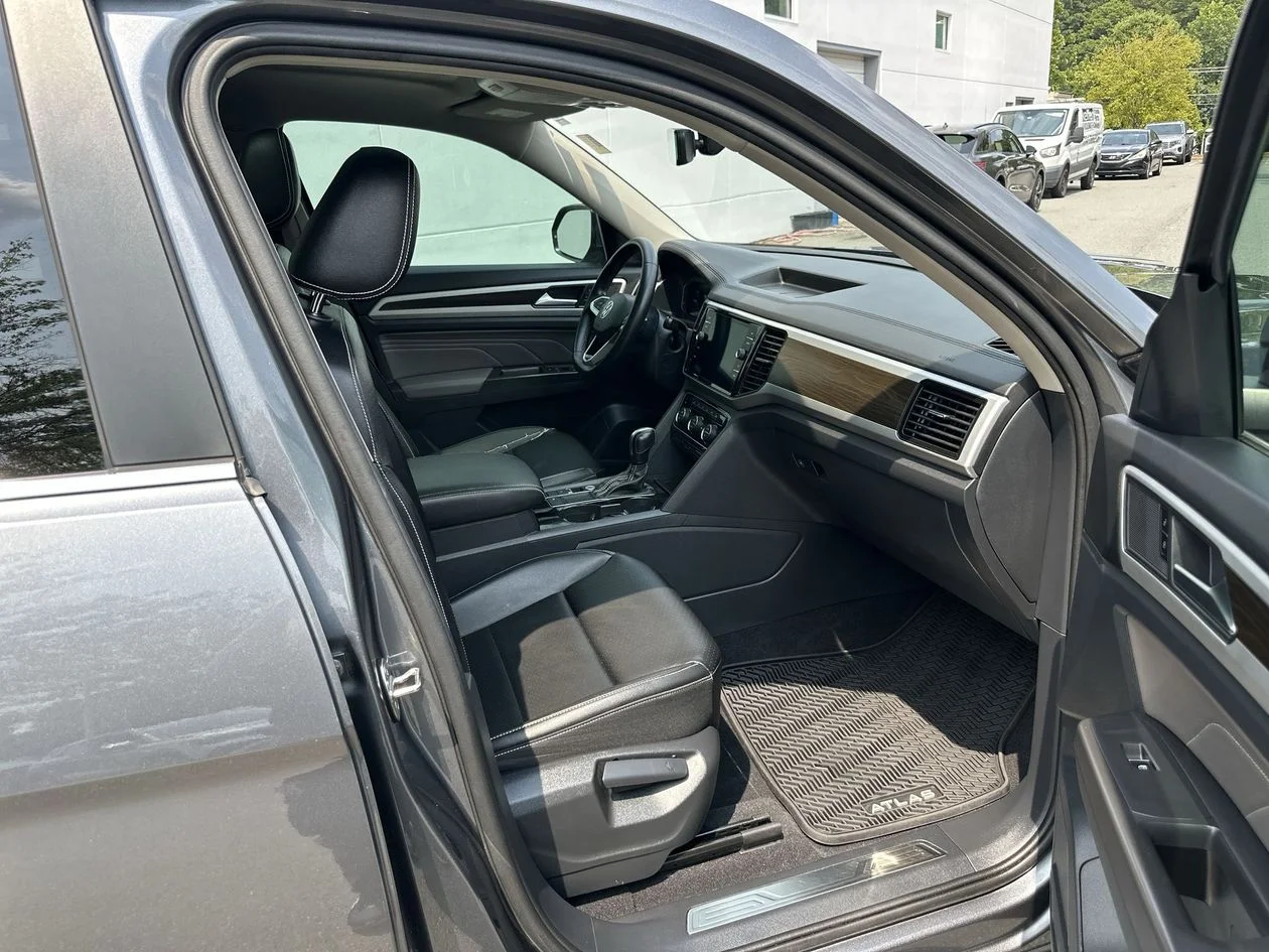 Used 2022 Gray Volkswagen 3.6L V6 SE w/Technology image 30
