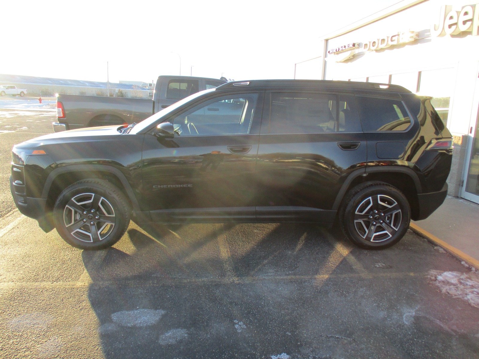 New 2026 Diamond Black Crystal Pearl-Coat Exterior Paint Jeep Limited image 3