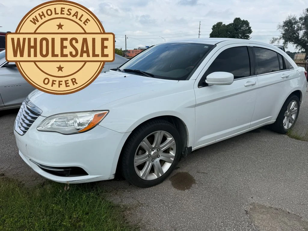 Used 2013 White Chrysler Touring image 1