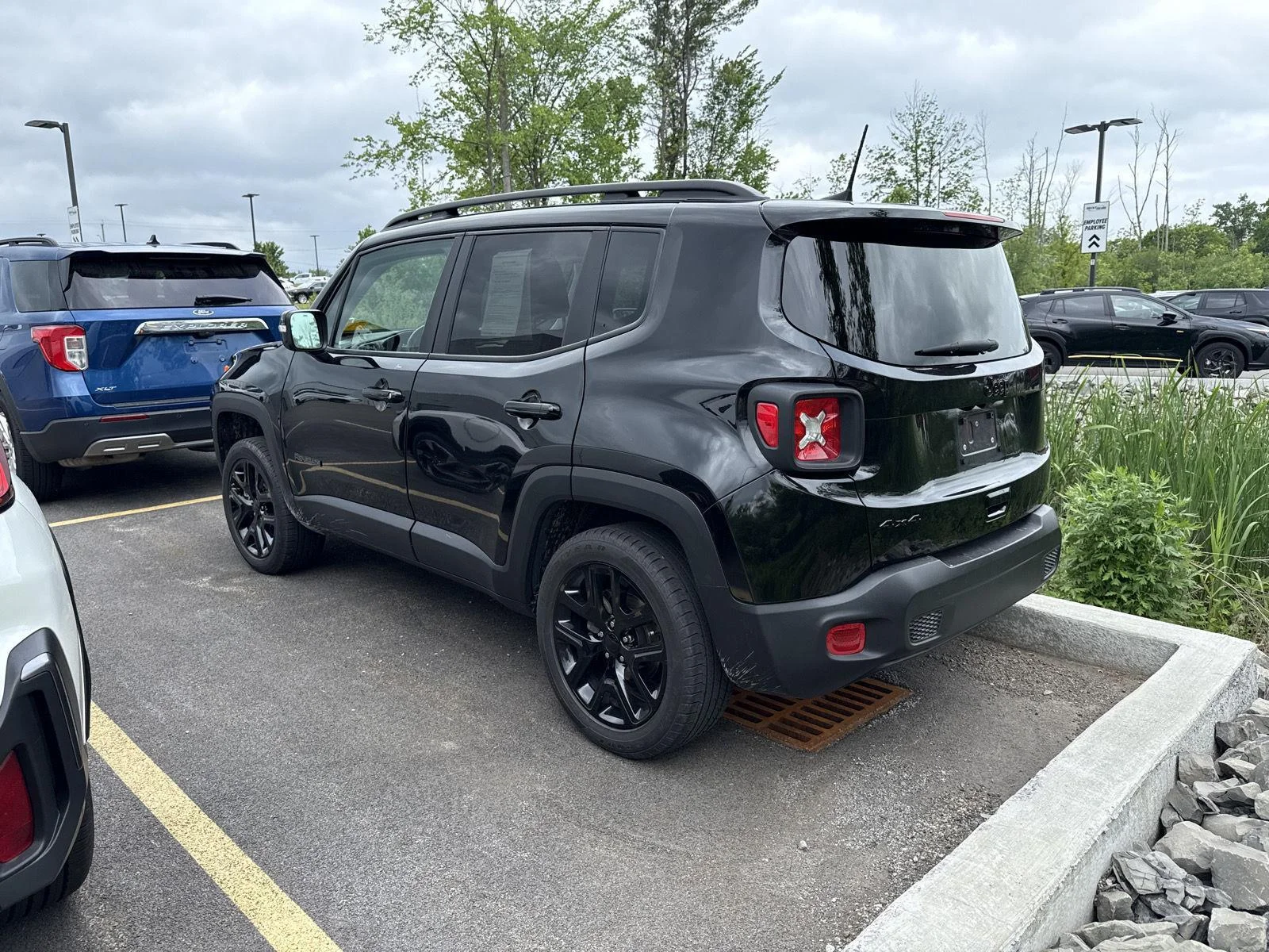 Used 2023  Jeep Altitude image 5