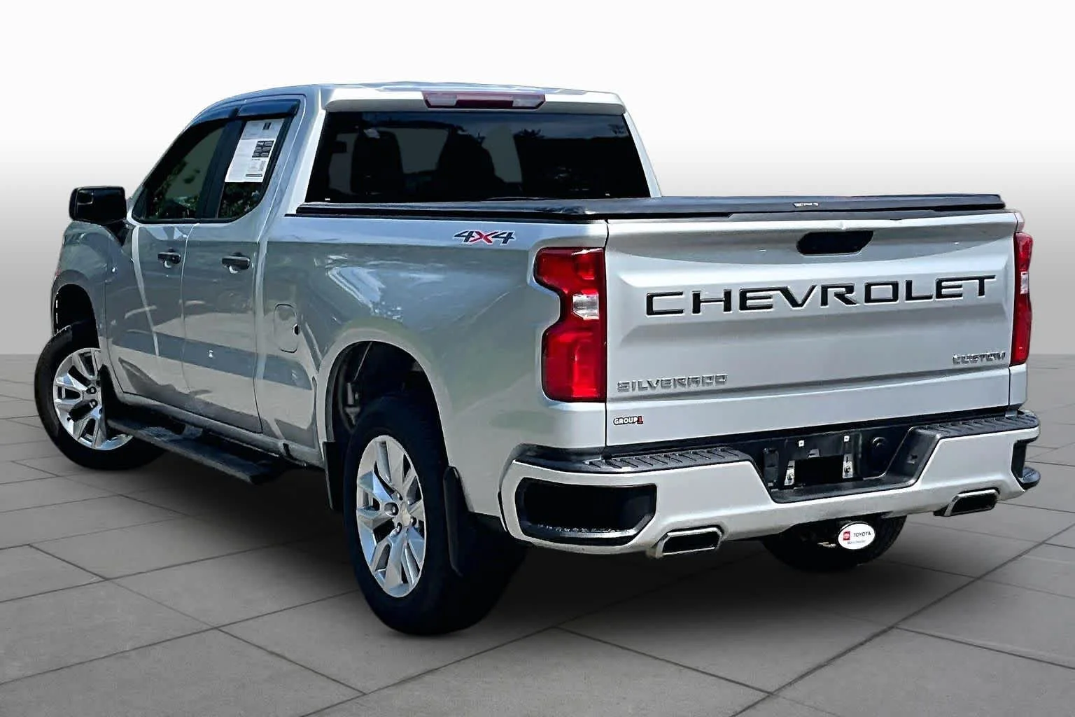 Used 2021 Silver Ice Metallic Chevrolet Custom image 12