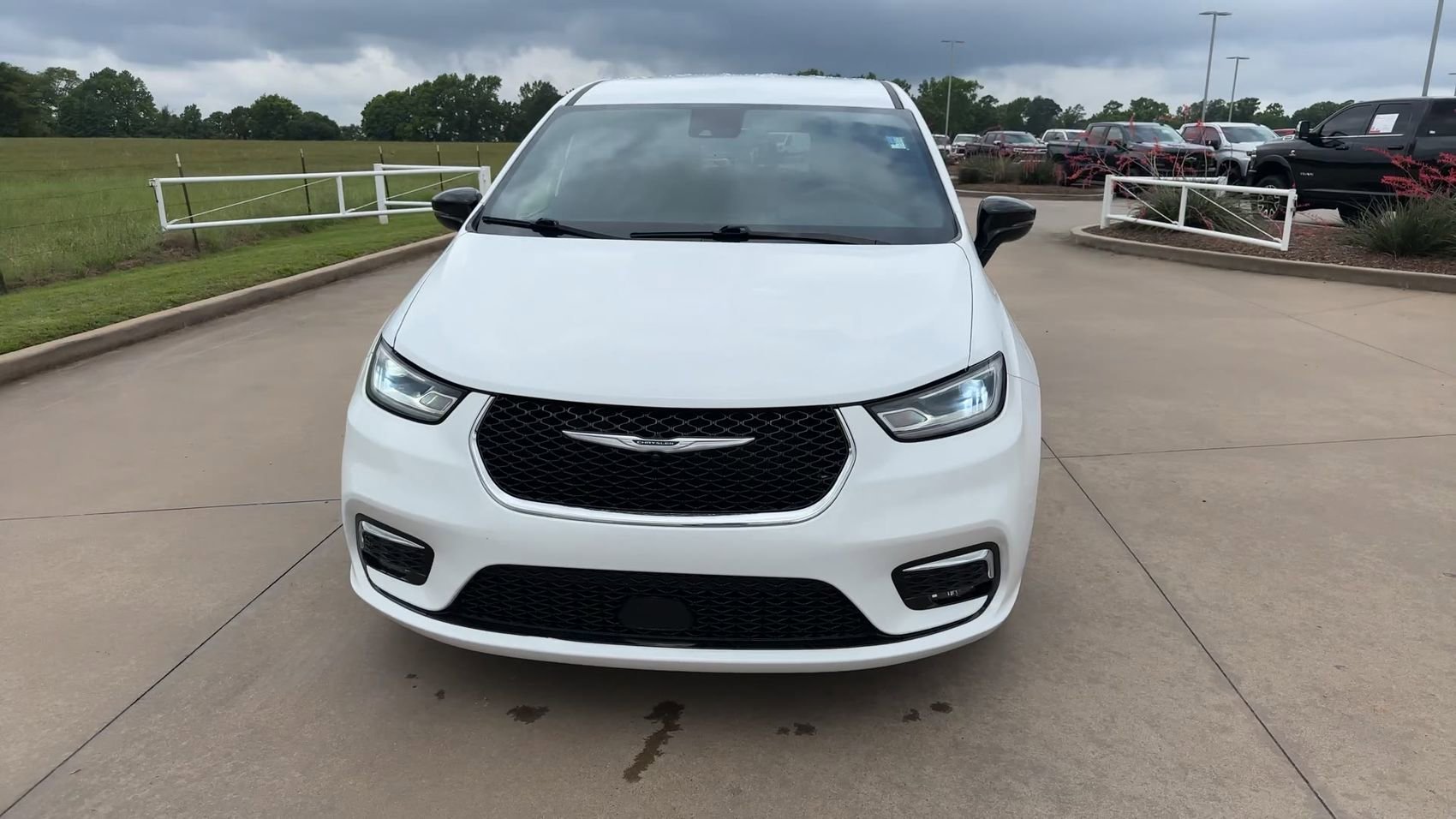 Used 2025 Bright White Clearcoat Chrysler Select image 4