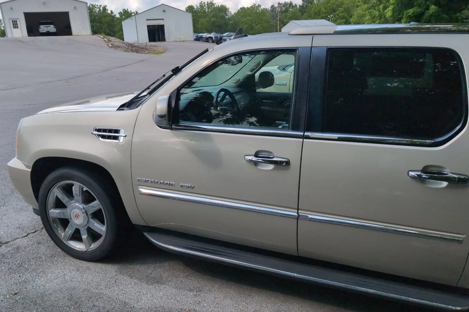 Used 2014 SILVER COAST METALLIC Cadillac Luxury image 6