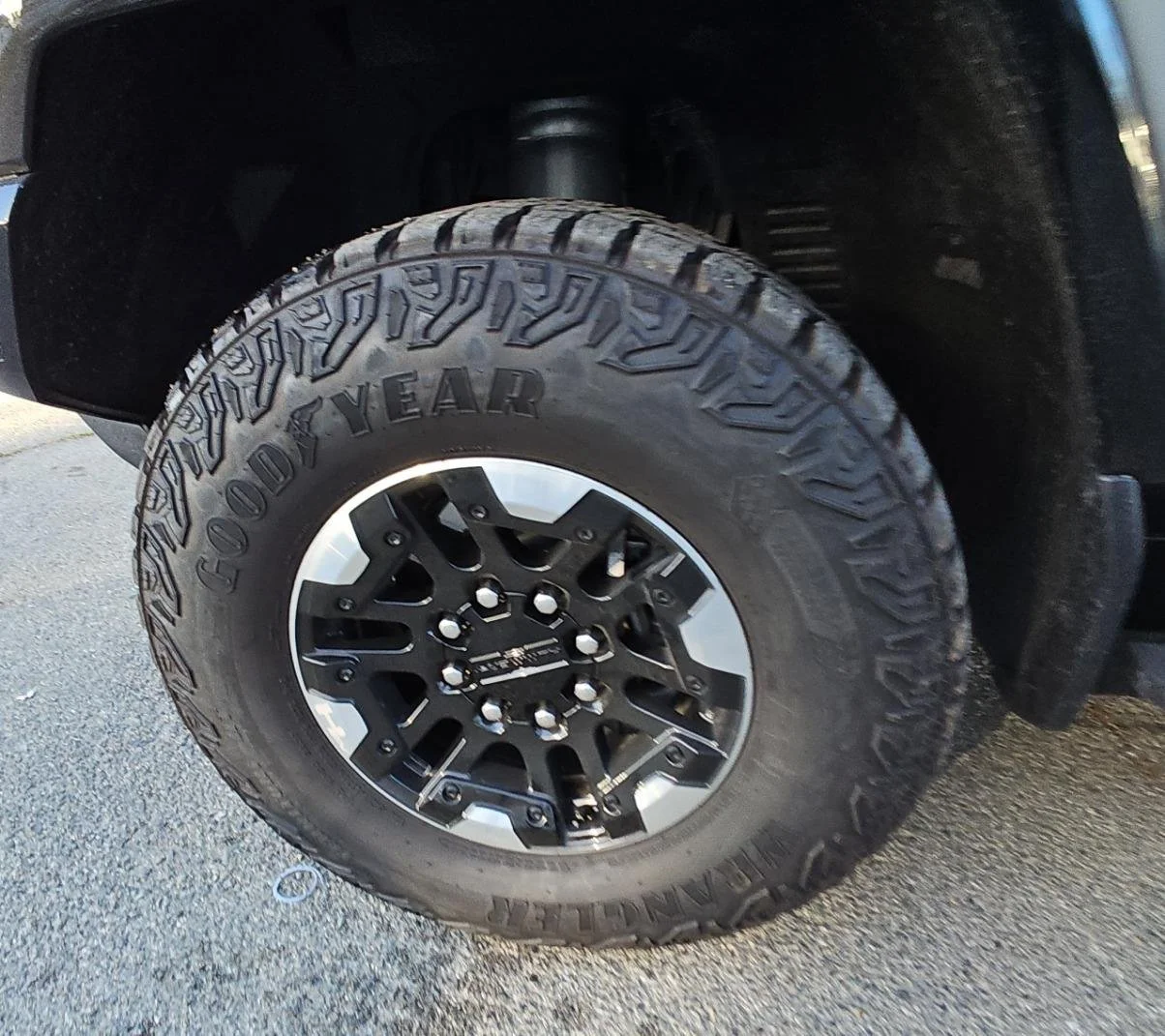 Used 2024 Meteorite Metallic (Grey) GMC 2X image 25