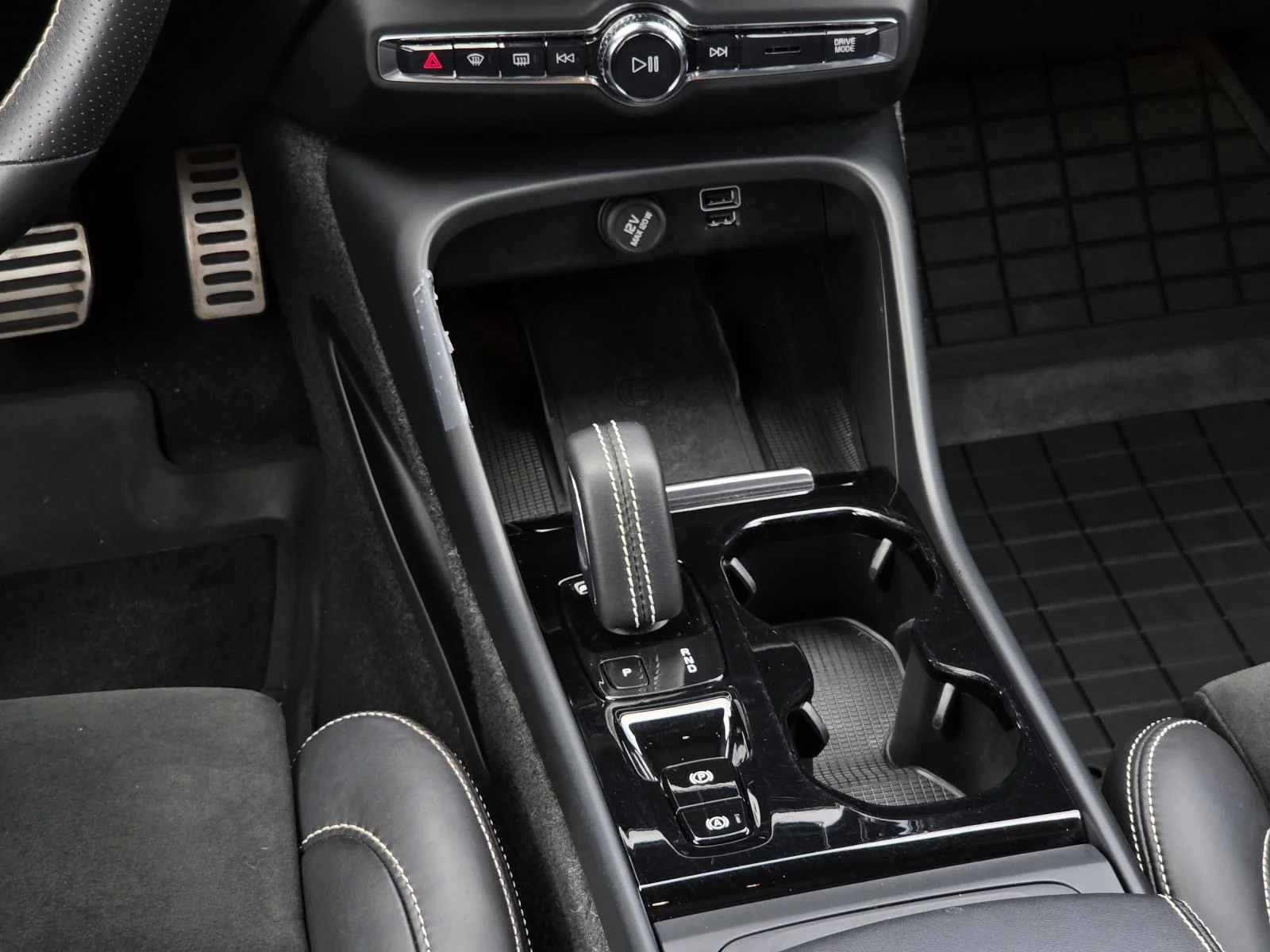 Used 2021 Glacier Silver Metallic Volvo R-Design image 17