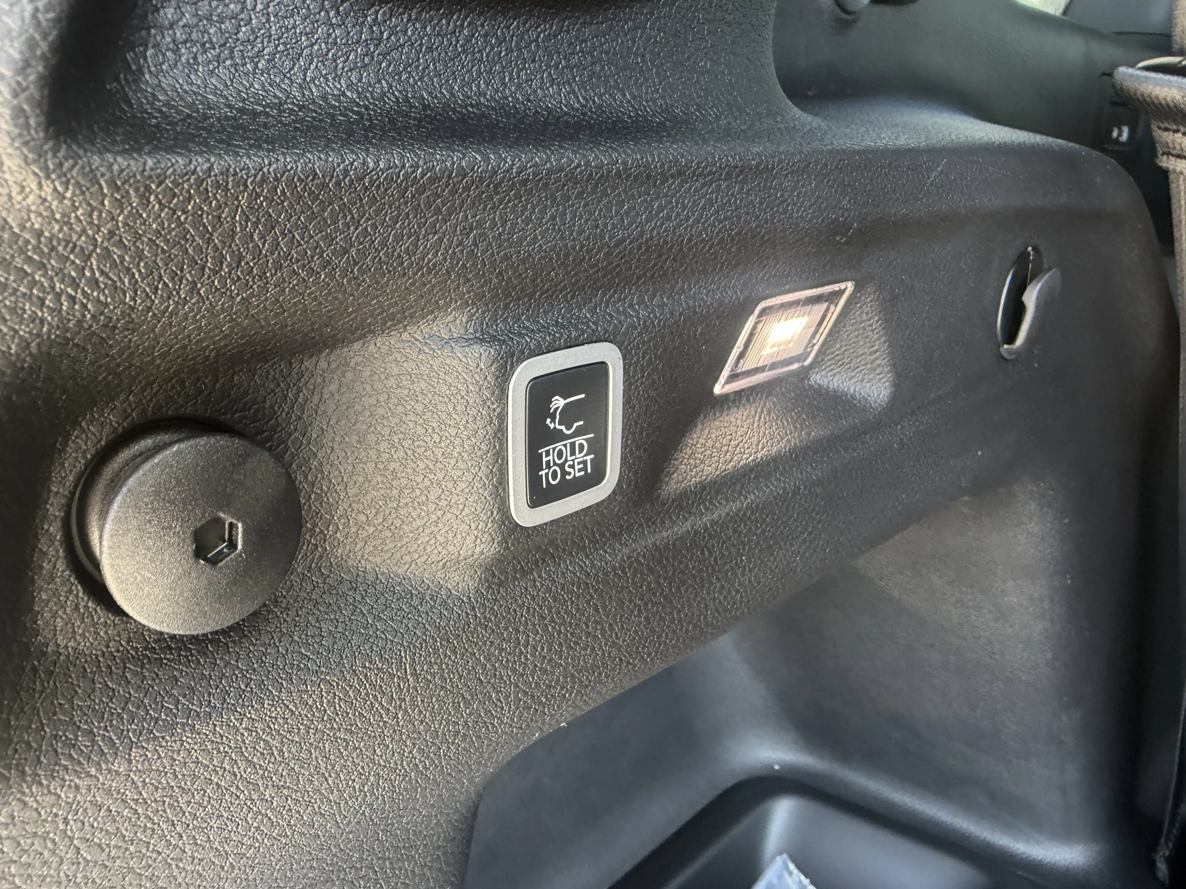 New 2026 Bright White Clear-Coat Exterior Paint Jeep Altitude image 12