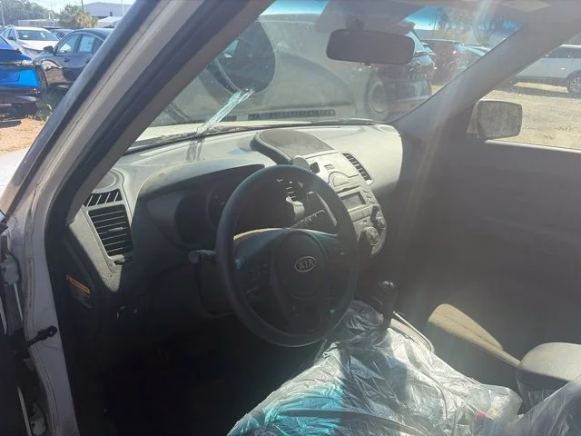 Used 2010 White Kia Plus image 24